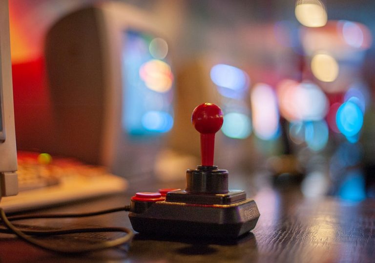 Videopelivedonlyönti-101-vinkkejä-ennen-kuin-lyöt-vetoa-punainen-joystick Videopelivedonlyönti 101: vinkkejä ennen kuin lyöt vetoa