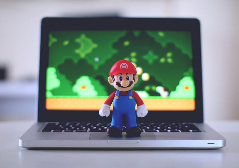 3-suurinta-videopelien-yhteiskunnallista-kysymystä-tänä-päivänä-mario-kannettava-tietokone 3 suurinta videopelien yhteiskunnallista kysymystä tänä päivänä